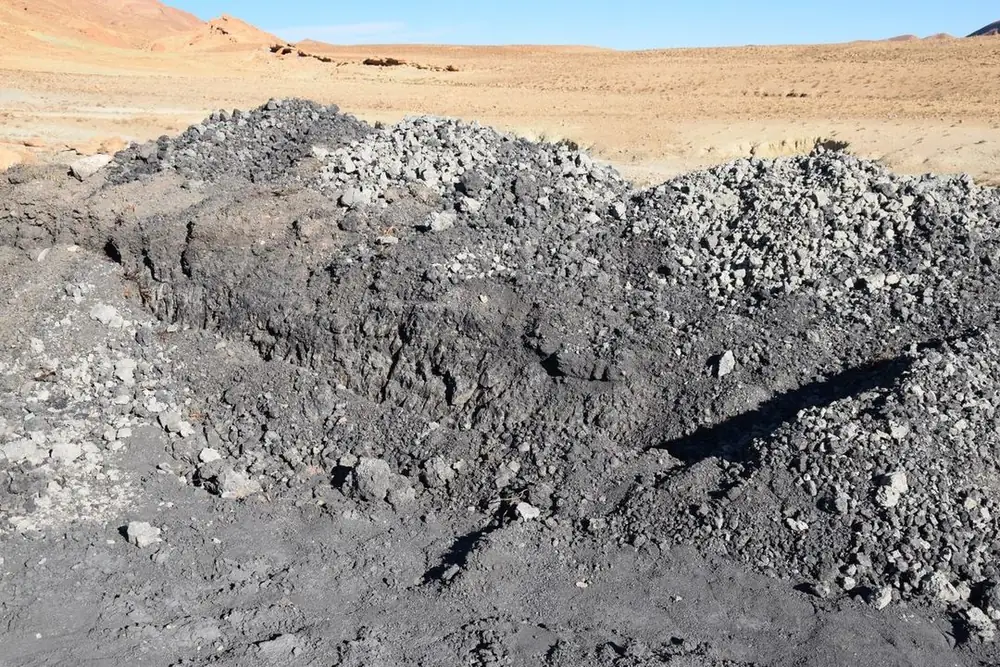 Veine d'argile noire dans un gisement du Maroc