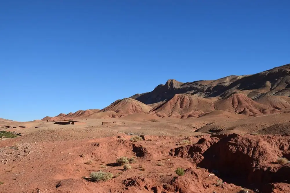 Carrière d'argile rouge à ciel ouvert au Maroc