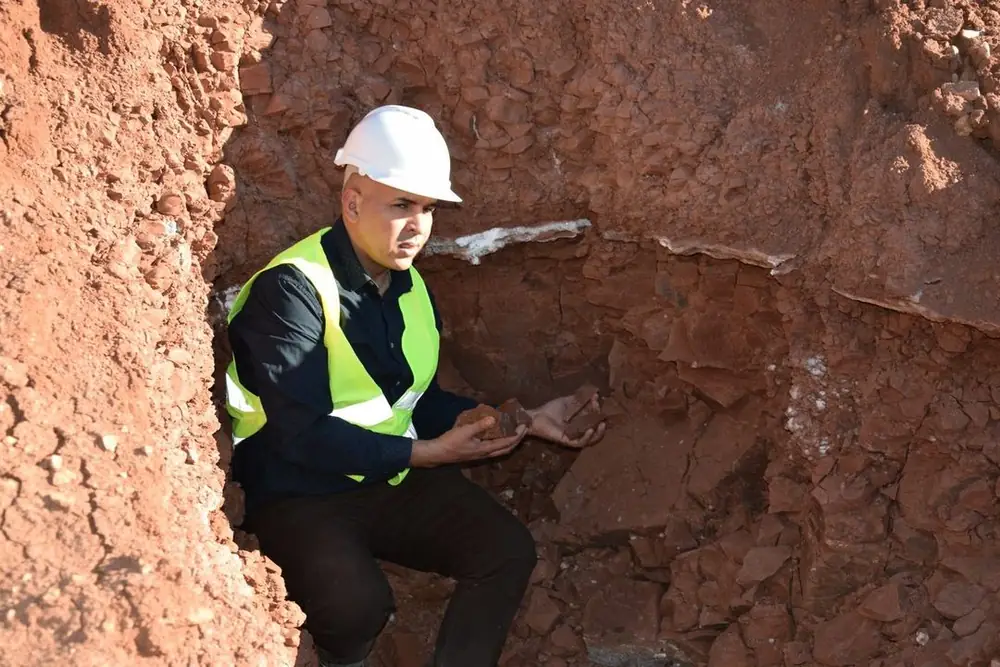 Contrôle de la zone d'extraction d'argile rouge par le fondateur