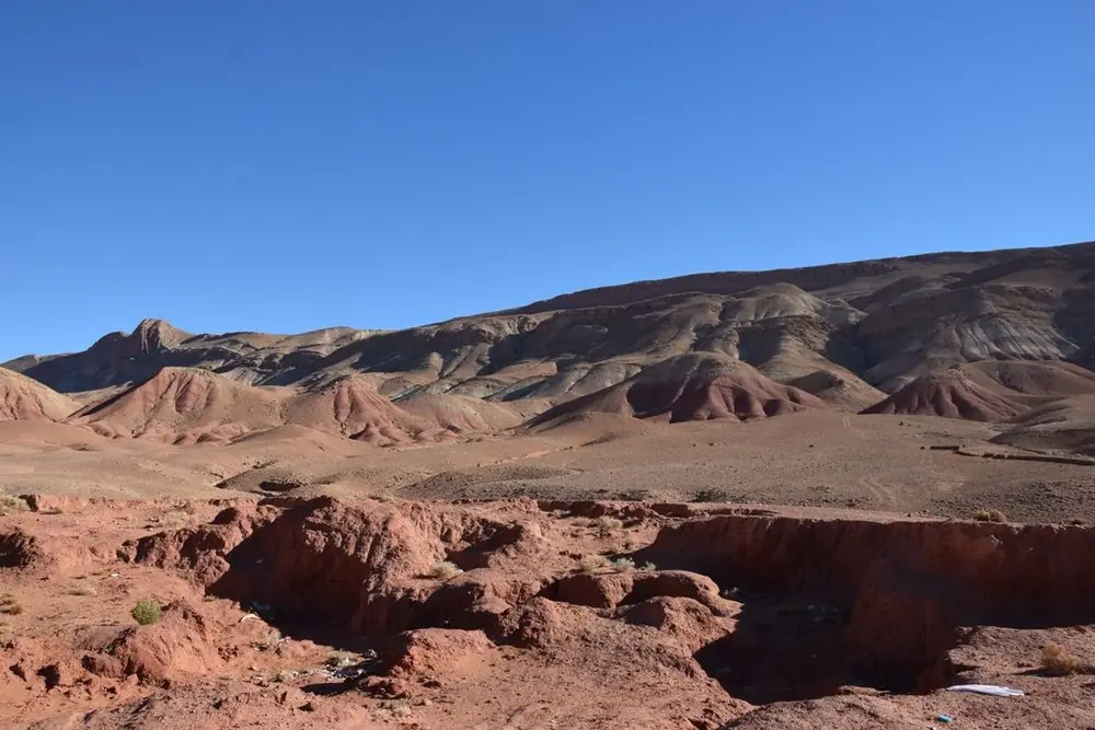 Panorama du gisement d'argile rouge dans l'Atlas marocain