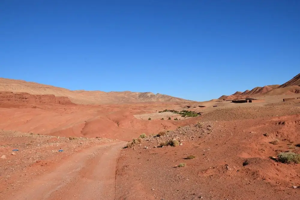 Carrière d'argile rouge dans le Haut Atlas, Maroc