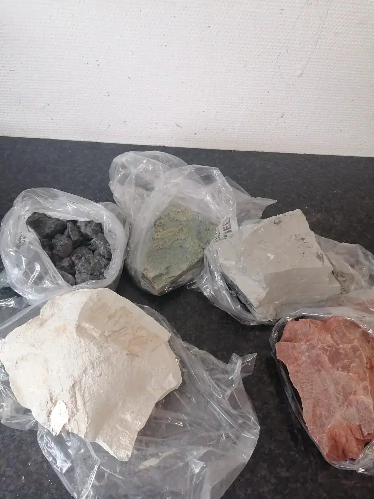 Échantillons de roches d'argile verte, rouge, noire et blanche
